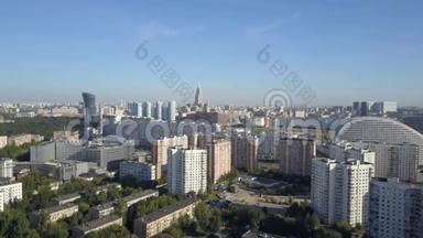 莫斯科城市鸟瞰图.. 莫斯科市区住宅区的无人机射击。 阳光明媚的莫斯科城市景观。